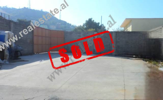 Warehouse + land for sale in David Selenica street, near Xhamia e Selites, in Tirana.
It offers a c